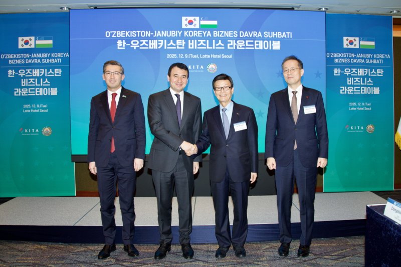 9일 서울시 중구 소공동 롯데호텔에서 개최된 '한-우즈베키스탄 비즈니스 라운드테이블'에서 주요 인사들이 기념사진을 촬영하고 있다. 왼쪽부터 알리셰르 압두살로모프 주한우즈베키스탄대사, 잠시드 호자예프 우즈베키스탄 부총리, 윤진식 한국무역협회 회장, 이형일 기재부 1차관.(무협 제공)