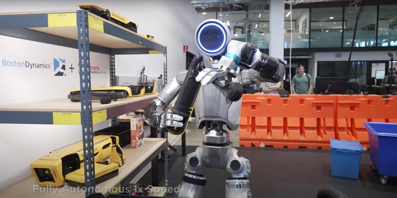 [서울=뉴시스] 보스턴 다이내믹스가 공개한 영상에서 아틀라스가 스팟 다리 부품을 들어 접는 동작을 구현하는 모습 (사진=보스턴 다이내믹스 유튜브 채널) photo@newsis.com *재판매 및 DB 금지