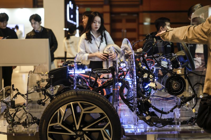 [서울=뉴시스] 정병혁 기자 = 28일 서울 강남구 코엑스에서 열린 현대차그룹 개발자 콘퍼런스 '플레오스(Pleos) 25'에서 참관객들이 SDV(Software-defined Vehicle, 소프트웨어를 중심으로 진화하는 자동차)의 주요 제어기 전시물을 살펴보고 있다. 2025.03.28. jhope@newsis.com