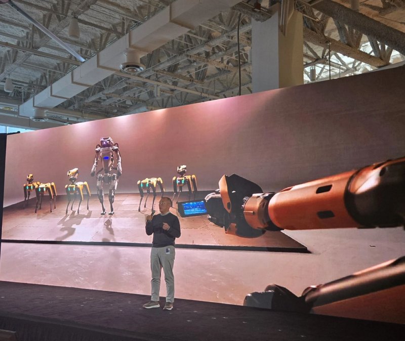 [서울=뉴시스] 지난달 27일(현지시간) 미국 매사추세츠주 월섬에 있는 미국 로봇 자회사 보스턴 다이내믹스 본사에서 열린 임직원 대상 타운홀 미팅에서 정의선 현대차그룹 회장이 비전을 밝히고 있다. (사진=마크 테어만 보스턴 다이내믹스 최고전략책임자(CSO) 링크드인) 2025.04.04 photo@newsis.com *재판매 및 DB 금지