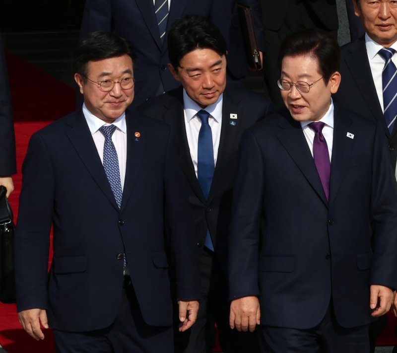 이재명 대통령이 윤호중 행정안전부 장관과 대화를 나누고 있는 모습. 2025.8.23/뉴스1 ⓒ News1 황기선 기자