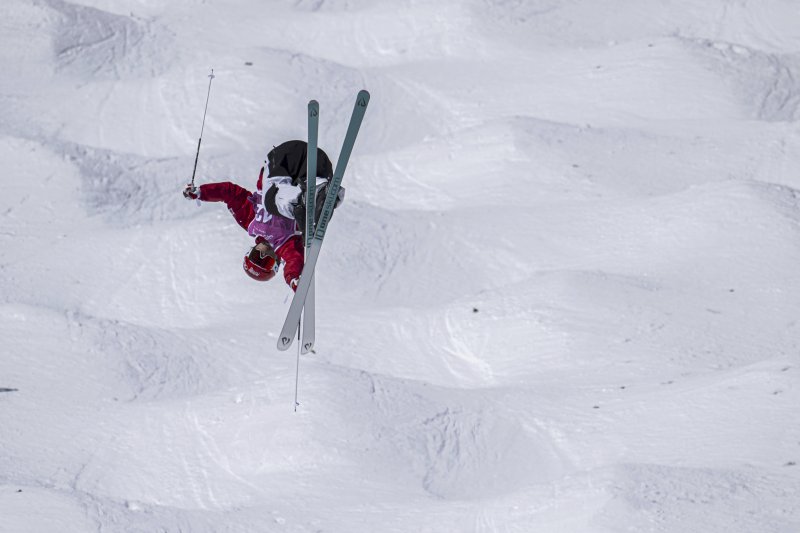 [생모리츠=AP/뉴시스] 정대윤이 19일(현지 시간) 스위스 생모리츠 엥가딘에서 열린 2025 국제스키연맹(FIS) 프리스타일 스키 세계선수권 남자 모굴 결선 경기를 펼치고 있다. 정대윤은 81.76점으로 동메달을 따내며 이 종목에서 한국 선수 최초로 입상했다. 2025.03.20.