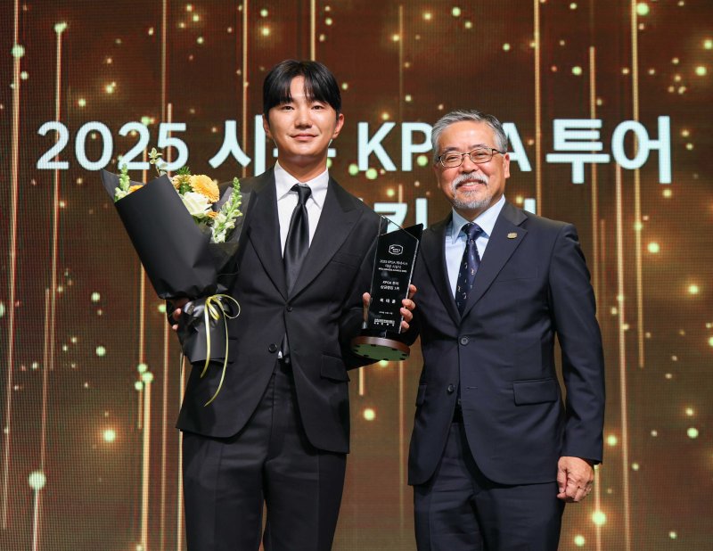 2025 시즌 한국프로골프(KPGA) 투어 상금랭킹 1위를 기록한 프로골퍼 옥태훈(왼쪽) (KPGA 제공, 재판매 및 DB 금지) 2025.11.12/뉴스1 ⓒ News1 김진환 기자