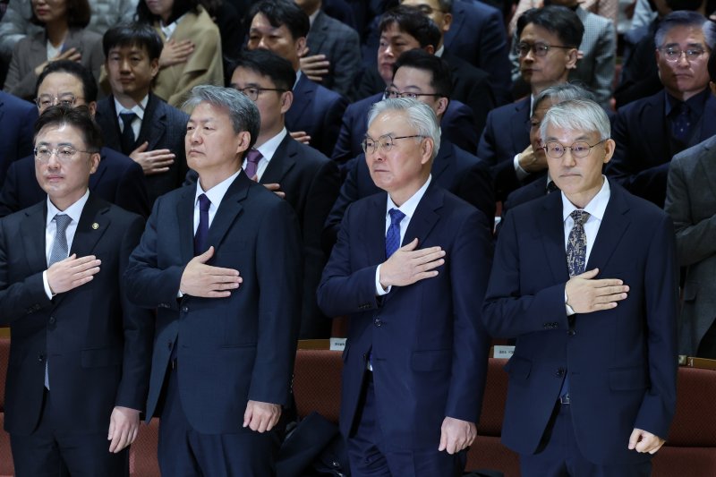 [서울=뉴시스] 조성우 기자 = 9일 오전 서울 서초구 서울법원종합청사 청심홀에서 열린 '국민을 위한 사법제도 개편' 공청회에서 천대엽(오른쪽) 법원행정처장과 이진수 법무부 차관 등 참석자들이 기념촬영을 하고 있다. 오른쪽부터 천대엽 법원행정처장, 김선수 전 대법관, 최봉경 한국법학교수회장, 이진수 법무부 차관. 2025.12.09. xconfind@newsis.com