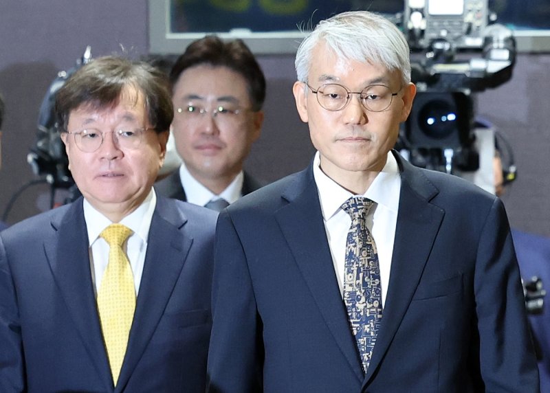 [서울=뉴시스] 조성우 기자 = 천대엽(오른쪽) 법원행정처장이 9일 오전 서울 서초구 서울법원종합청사 청심홀에서 열린 '국민을 위한 사법제도 개편' 공청회에 참석 있다. 2025.12.09. xconfind@newsis.com