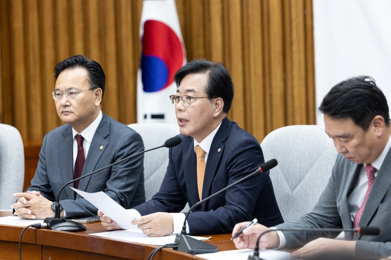 송언석 국민의힘 원내대표가 9일 서울 여의도 국회에서 열린 원내대책회의에서 모두발언하고 있다. 2025.12.9/뉴스1 ⓒ News1 이승배 기자