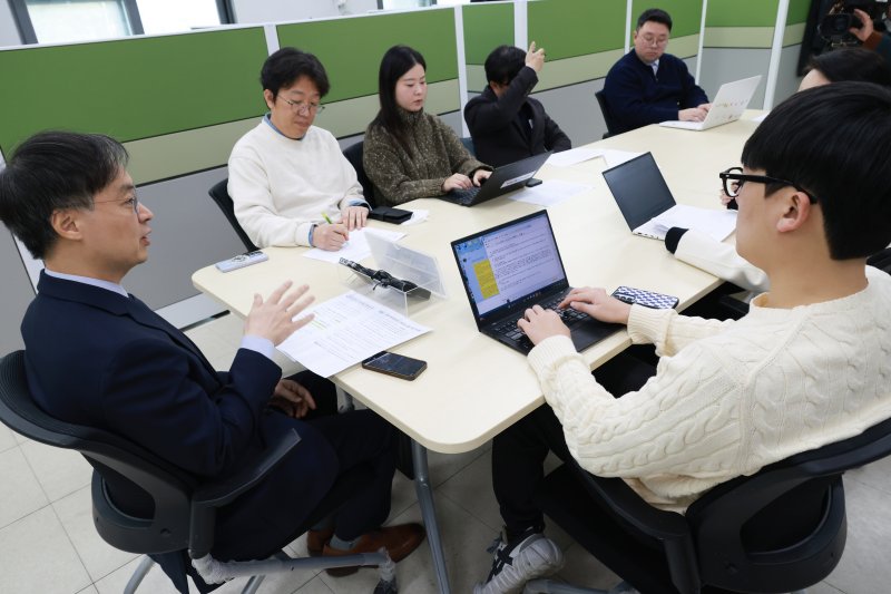 이복원 충북도 경제부지사가 9일 도청에서 기자 간담회를 열어 오창 다목적방사광가속기 기반시설 공사 추진 상황 등을 설명하고 있다. (사진=충북도 제공) *재판매 및 DB 금지