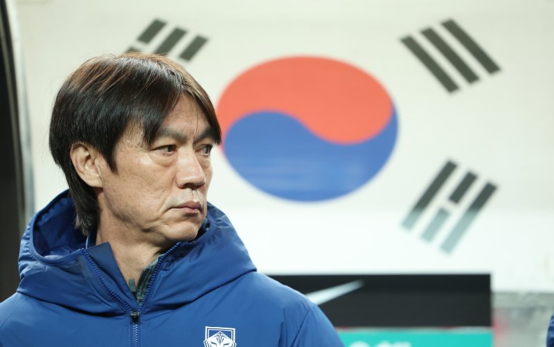 [서울=뉴시스] 황준선 기자 = 지난달 18일 오후 서울 마포구 서울월드컵경기장에서 열린 축구 국가대표팀 평가전 대한민국과 가나의 경기, 대한민국 홍명보 감독이 경기장에 입장해 있다. 2025.11.18. hwang@newsis.com