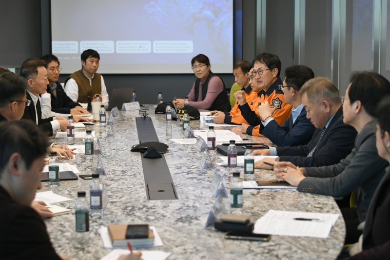 김승룡 소방청장 직무대행이 8일 서울 여의도 서울국제금융센터를 방문해 고층건축물 안전관리 강화 토론회를 개최하고 민관학 분야별 전문가와 함께 개선 방향을 논의하고 있다.(소방청 제공)