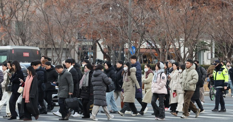 영하권의 기온을 보인 9일 오전 서울 종로구 세종대로 사거리에서 두터운 외투를 입은 시민들이 출근길을 나서고 있다. 2025.12.9/뉴스1 ⓒ News1 장수영 기자