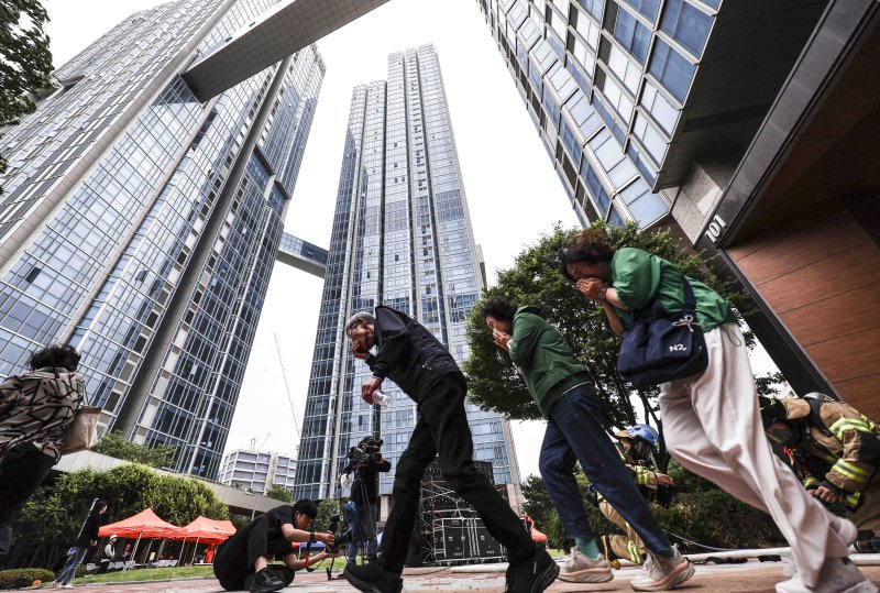 [서울=뉴시스] 김근수 기자 = 지난 5월 23일 서울 용산구 래미안 첼리투스에서 고층빌딩 재난대응 안전한국훈련이 진행되고 있다. 2025.05.23. ks@newsis.com