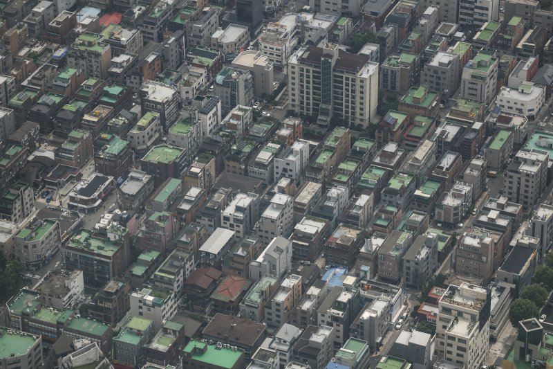 [서울=뉴시스] 김근수 기자 = 사진은 지난 7월 6일 서울 송파구의 롯데월드타워 스카이라운지에서 다가구·다세대·연립주택이 보이고 있는 모습. 2025.07.06. ks@newsis.com