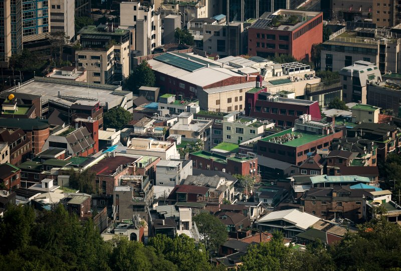 [서울=뉴시스] 정병혁 기자 = 사진은 지난 5월 12일 서울 중구 남산에서 빌라·다세대·도시형 생활주택 등 비 아파트 주택이 보이고 있는 모습. 2025.05.12. jhope@newsis.com