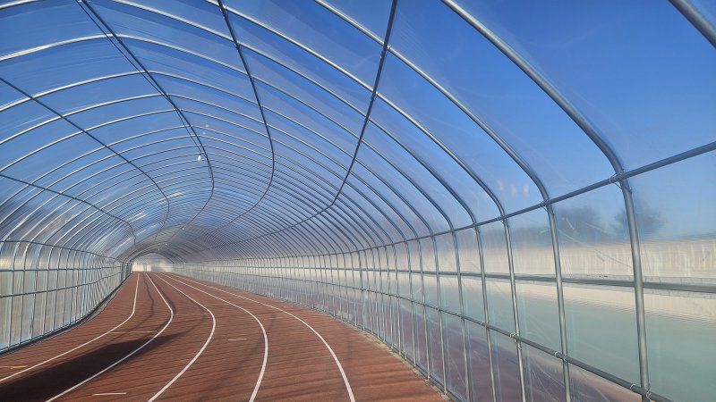 비닐하우스가 설치된 서산시 종합운동장 주 경기장 육상트랙 모습(서산시 제공. 재판매 및 DB금지)2025.12.9/뉴스1