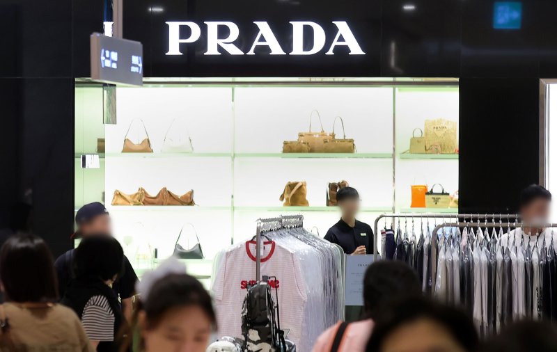 [서울=뉴시스] 홍효식 기자 = 지난 7월 15일 서울 시내 한 백화점 프라다 매장 앞으로 시민들이 지나가고 있다. (사진은 기사와 직접 관련이 없습니다.) 2025.12.09. yesphoto@newsis.com