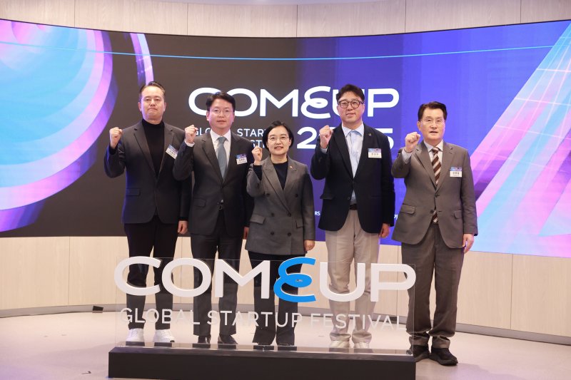 한성숙 중소벤처기업부 장관이 20일 서울 강남구 글로벌스타트업센터(GSC)에서 열린 '컴업 2025' 미디어데이에서 이정민 벤처기업협회 사무총장, 김학균 한국벤처캐피탈협회장, 한상우 코리아스타트업포럼 의장, 유종필 창업진흥원장과 기념 촬영을 하고 있다. (중소벤처기업부 제공. 재판매 및 DB 금지) 2025.11.20/뉴스1