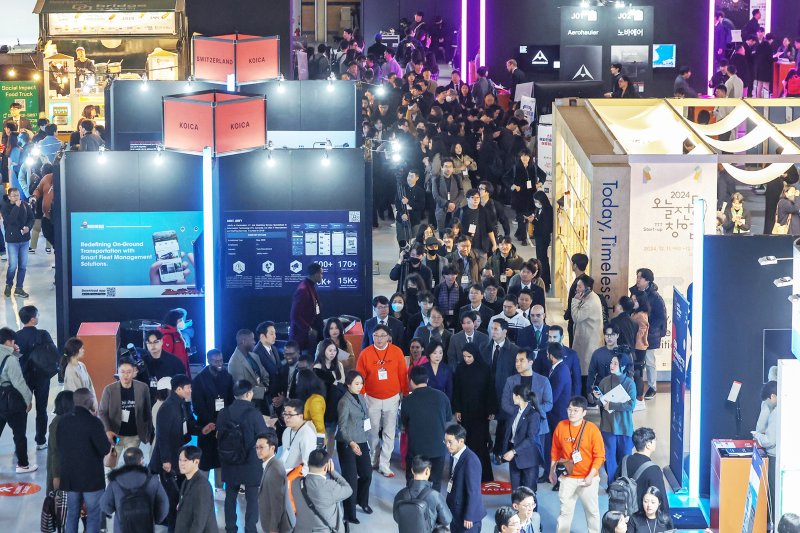 지난해 서울 강남구 코엑스에서 열린 '컴업(COMEUP) 2024'이 국내외 벤처기업가들로 붐비고 있다. 2024.12.11/뉴스1 ⓒ News1 민경석 기자