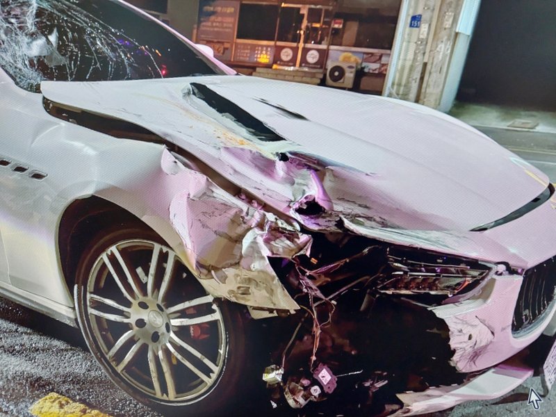 광주 서구 화정동 한 도로에서 서울 소재 법인 명의의 마세라티가 앞서가던 오토바이를 들이받아 2명의 사상자가 발생했다. 사진은 사고가 난 마세라티의 모습. (독자제공) 2024.9.27/뉴스1 ⓒ News1 이승현 기자