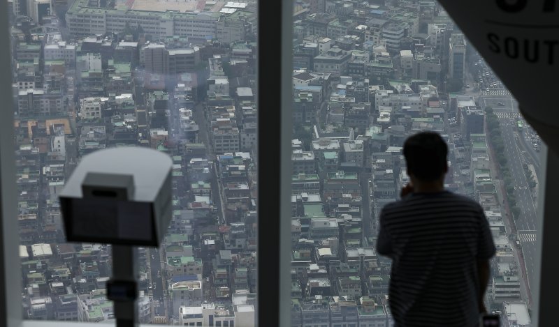 [서울=뉴시스] 김근수 기자 = 6일 서울 송파구의 롯데월드타워 스카이라운지에서 다가구·다세대·연립주택이 보이고 있다. 2025.07.06. ks@newsis.com