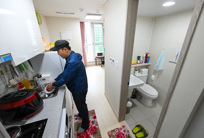 [서울=뉴시스] 박주성 기자 = 14일 오후 서울 중구 남대문 쪽방촌 임대주택 ‘해든집’에 입주한 김옥채(64)씨가 설거지를 하고 있다. (공동취재). 2025.10.14. photo@newsis.com