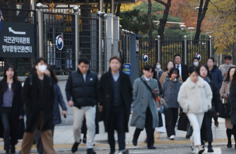 [서울=뉴시스] 김진아 기자 = 사진은 지난달 26일 서울 종로구 정부서울청사로 공무원들이 출근하고 있다. 2025.11.26. bluesoda@newsis.com