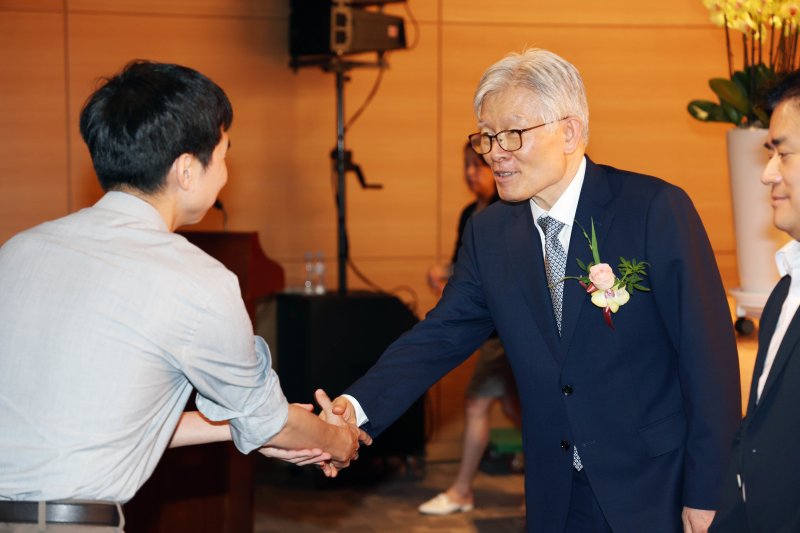 최동석 신임 인사혁신처장이 21일 세종시 정부세종청사에서 취임식을 마친 뒤 직원들과 인사를 나누고 있다. (인사혁신처 제공. 재판매 및 DB 금지)