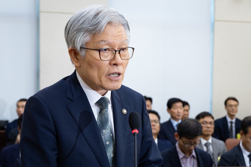 최동석 인사혁신처장이 15일 서울 여의도 국회에서 열린 행정안전위원회의 중앙선거관리위원회 등에 대한 국정감사에서 인사말을 하고 있다. 2025.10.15/뉴스1 ⓒ News1 유승관 기자