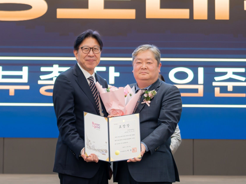 경남정보대학교 임준우 산학부총장(오른쪽)이 박형준 부산시장으로부터 표창을 받고 있다. 경남정보대학교 제공