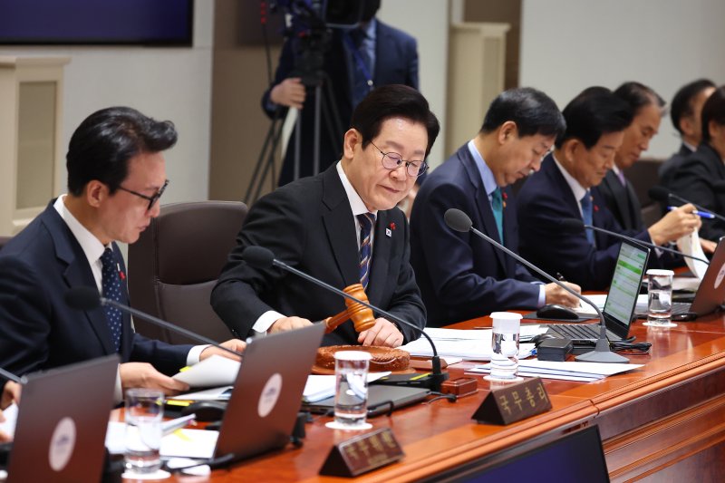 [서울=뉴시스] 고범준 기자 = 이재명 대통령이 9일 서울 용산 대통령실 청사에서 열린 국무회의에서 의사봉을 두드리고 있다. (대통령실통신사진기자단) 2025.12.09. bjko@newsis.com