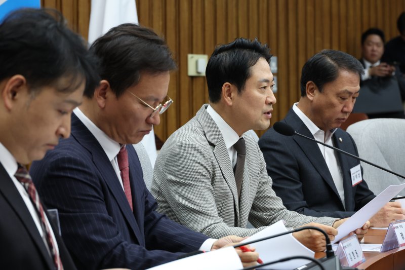 [서울=뉴시스] 김금보 기자 = 장동혁 국민의힘 대표가 8일 서울 여의도 국회에서 열린 국민의힘 노동위원회 임명장 수여식 및 1차 전체회의에서 발언을 하고 있다. 2025.12.08. kgb@newsis.com