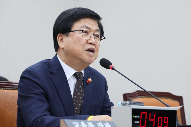 최교진 교육부 장관이 9일 서울 여의도 국회에서 교육위원회 전체회의에서 의원 질의에 답변하고 있다. 2025.12.9/뉴스1 ⓒ News1 신웅수 기자