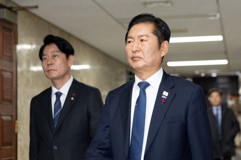 정청래 더불어민주당 대표가 지난 8일 서울 여의도 국회에서 열린 비공개 의원총회에 참석하고 있다. 2025.12.8/뉴스1 ⓒ News1 이승배 기자