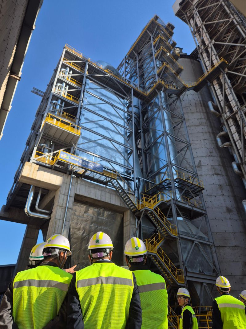 9일 충북 제천 아세아시멘트 공장에서 열린 선택적촉매환원설비(SCR) 가동 시연회에서 시멘트업계 대표이사진이 설비를 시찰하고 있다. 한국시멘트협회 제공