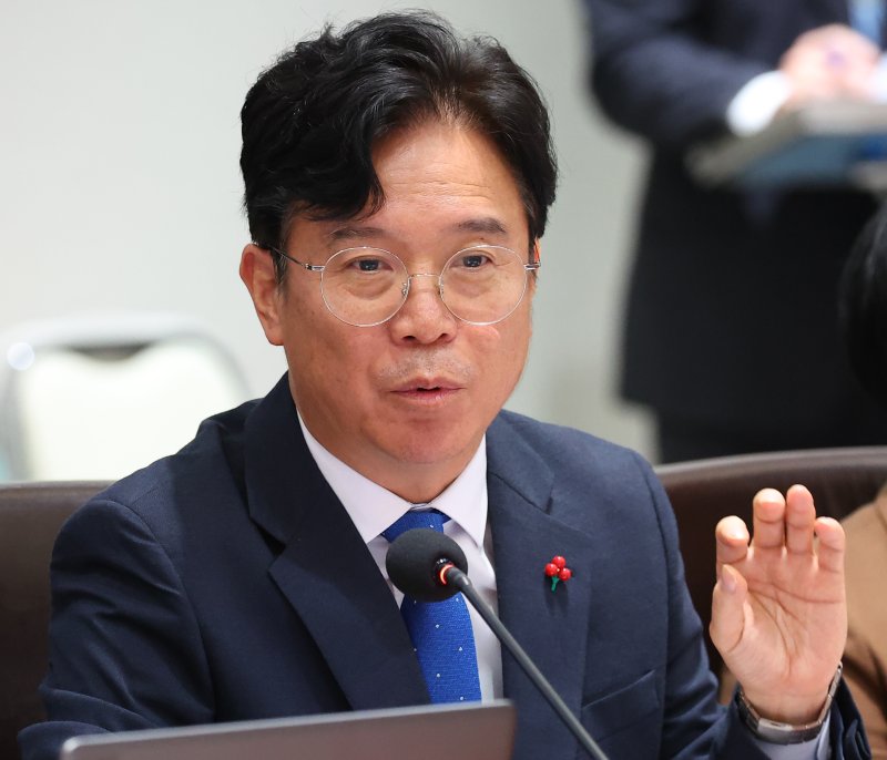 김영훈 노동부 장관이 지난 9일 서울 용산 대통령실에서 진행된 국무회의에서 이재명 대통령의 질문에 답하고 있다. 연합뉴스