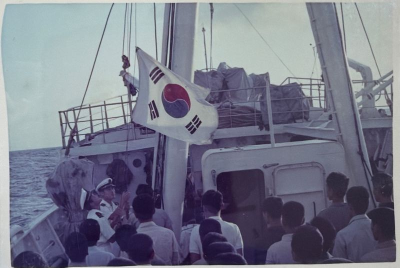 국립부경대학교가 희귀 역사자료로 공개한 1967년 당시 부산수산대 학생들이 백경호에서 원양어업 승선실습을 하고 있는 모습. 국립부경대학교 제공