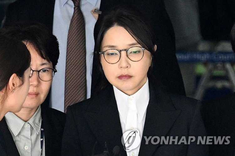 법원 나서는 김건희 (출처=연합뉴스)