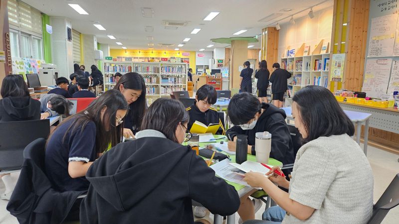 전남도교육청은 나주금천중이 광주·전남지역에서 최초로 국제 바칼로레아(IB) 중학교 프로그램(MYP, Middle Years Programme) 월드스쿨 인증을 받았다고 9일 밝혔다. 사진은 도서관 중심 리터러시 교육 활동 모습. 전남도교육청 제공
