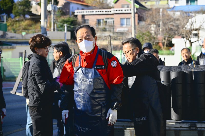 이병선 속초시장(사진 가운데)과 간부공무원들이 9일 난방 취약계층을 위한 봉사활동을 펼치고 있다.(속초시 제공, 재판매 및 DB 금지) 2025.12.9/뉴스1