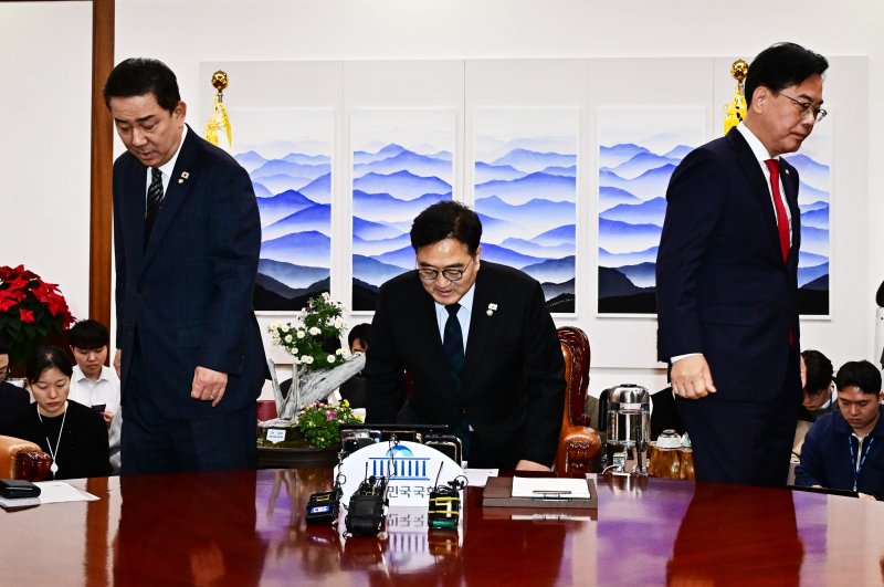 우원식 국회의장(가운데)과 김병기 더불어민주당(왼쪽), 송언석 국민의힘 원내대표가 27일 서울 여의도 국회 의장실에서 열린 여야원내대표 회동에서 기념촬영을 마친후 각자 자리로 돌아가고 있다. (공동취재) 2025.11.27/뉴스1 ⓒ News1 유승관 기자