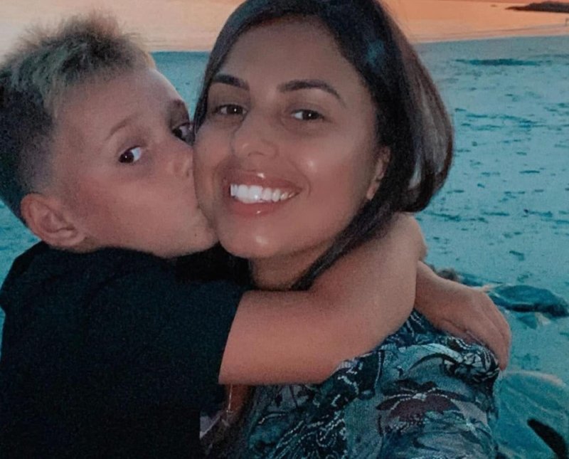 [서울=뉴시스] 미국 법원이 8일(현지 시간) 이민세관단속국(ICE) 시설에 구금돼 있던 브라질 여성 브루나 페레이라에 대한 보석을 결정했다. 그는 캐럴라인 레빗 백악관 대변인의 올케였던 인물이다. 사진은 페레이라가 2019년 8월 메사추세츠주 샌디 비치에서 아들과 함께 사진을 찍는 모습. (사진=워싱턴포스트) 2025.12.09. *재판매 및 DB 금지