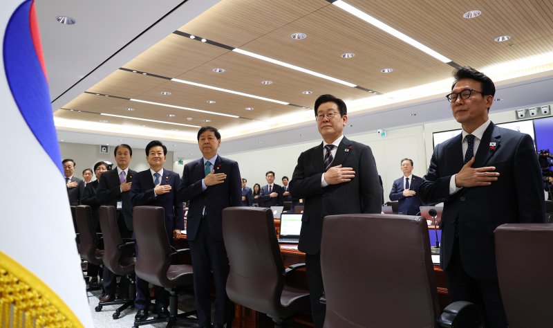 [서울=뉴시스] 고범준 기자 = 이재명 대통령이 9일 서울 용산 대통령실 청사에서 열린 국무회의에서 국기에 경례하고 있다. (대통령실통신사진기자단) 2025.12.09. bjko@newsis.com