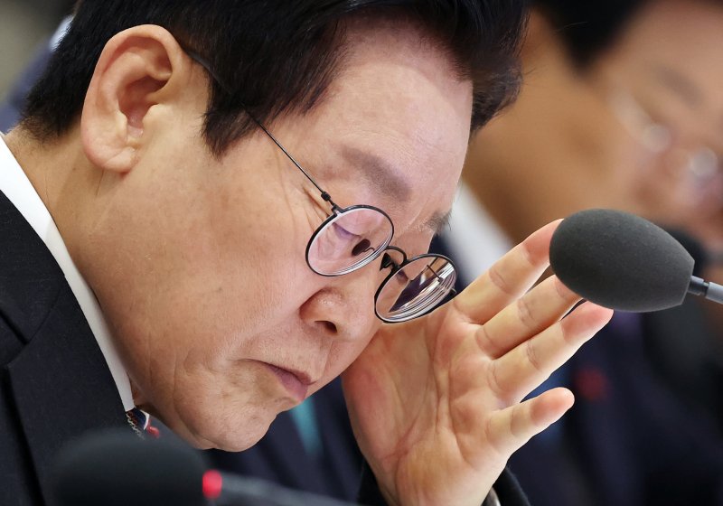 [서울=뉴시스] 고범준 기자 = 이재명 대통령이 9일 서울 용산 대통령실 청사에서 열린 국무회의에서 자료를 살펴보고 있다. (대통령실통신사진기자단) 2025.12.09. bjko@newsis.com