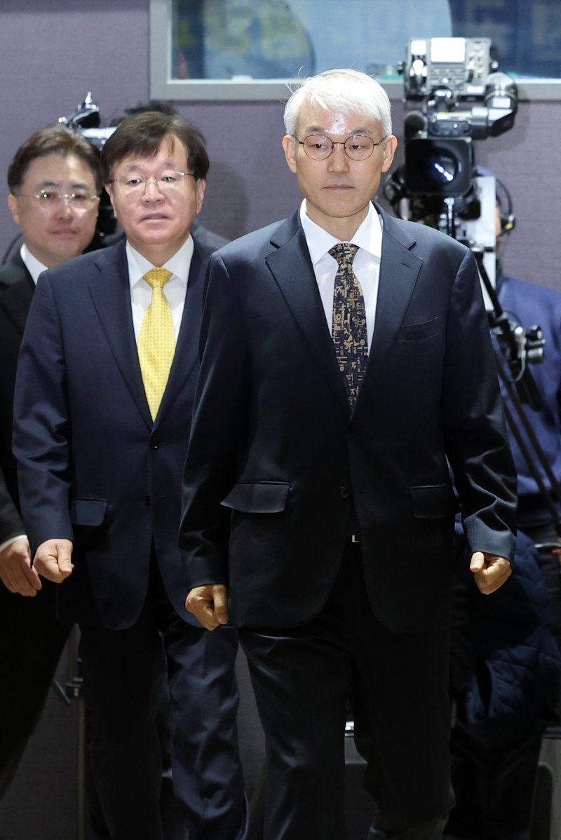 [서울=뉴시스] 조성우 기자 = 천대엽(오른쪽) 법원행정처장이 9일 오전 서울 서초구 서울법원종합청사 청심홀에서 열린 '국민을 위한 사법제도 개편' 공청회에 참석 있다. 2025.12.09. xconfind@newsis.com