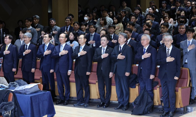 [서울=뉴시스] 조성우 기자 = 9일 오전 서울 서초구 서울법원종합청사 청심홀에서 열린 '국민을 위한 사법제도 개편' 공청회에서 천대엽(오른쪽) 법원행정처장과 이진수 법무부 차관 등 참석자들이 기념촬영을 하고 있다. 오른쪽부터 천대엽 법원행정처장, 김선수 전 대법관, 최봉경 한국법학교수회장, 이진수 법무부 차관. 2025.12.09. xconfind@newsis.com
