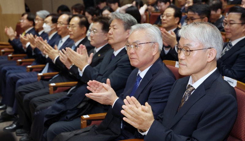 [서울=뉴시스] 조성우 기자 = 천대엽(오른쪽) 법원행정처장과 이진수(왼쪽) 법무부 차관 등이 9일 오전 서울 서초구 서울법원종합청사 청심홀에서 열린 '국민을 위한 사법제도 개편' 공청회에서 내빈 축사를 듣고 박수치고 있다. 오른쪽부터 천대엽 법원행정처장, 김선수 전 대법관, 최봉경 한국법학교수회장, 이진수 법무부 차관. 2025.12.09. xconfind@newsis.com