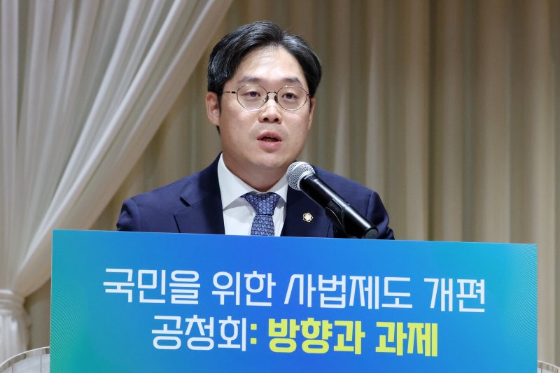 [서울=뉴시스] 조성우 기자 = 김정욱 대한변호사협회장이 9일 오전 서울 서초구 서울법원종합청사 청심홀에서 열린 '국민을 위한 사법제도 개편' 공청회에서 축사를 하고 있다. 2025.12.09. xconfind@newsis.com