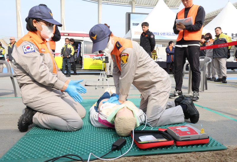 [인천=뉴시스] 전진환 기자 = 지난 10월 30일 오전 인천 서구 인천아시아드주경기장에서 열린 2025 인천광역시 의용소방대 소방기술경연대회에서 의용소방대원들이 심폐소생술 분야 경연에 참가하고 있는 모습. 2025.10.30. amin2@newsis.com
