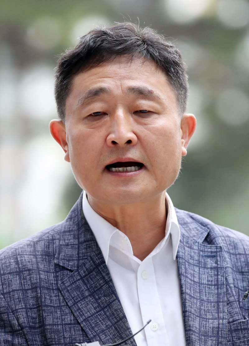 [서울=뉴시스] 고범준 기자 = 정부 기관에 납품 청탁을 한 혐의를 받고 있는 허인회 전 녹색드림협동조합 이사장이 7일 오전 서울 도봉구 서울북부지방법원에서 열리는 구속 전 피의자심문(영장실질심사)을 받기 위해 들어서며 취재진 질문에 답변하고 있다. 2020.08.07. bjko@newsis.com