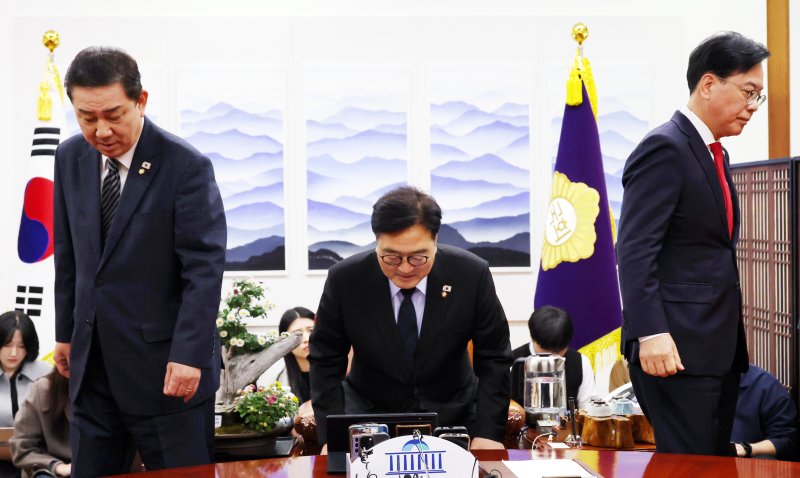 [서울=뉴시스] 김명년 기자 = 김병기 더불어민주당 원내대표와 송언석 국민의힘 원내대표가 지난달 27일 오전 서울 여의도 국회에서 열린 여야 원내대표 회동에 참석해 기념촬영을 마치고 자리로 향하고 있다. (공동취재) 2025.11.27. photo@newsis.com