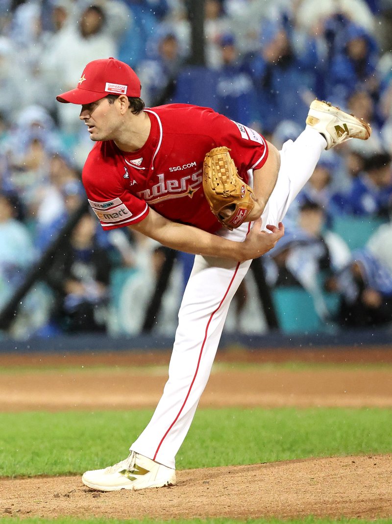 [대구=뉴시스] 이무열 기자 = 13일 대구 수성구 삼성라이온즈파크에서 열린 2025 신한 SOL 뱅크 KBO 포스트시즌 준플레이오프 3차전 SSG 랜더스와 삼성 라이온즈의 경기, 1회말 SSG 선발투수 앤더슨이 공을 던지고 있다. 2025.10.13. lmy@newsis.com